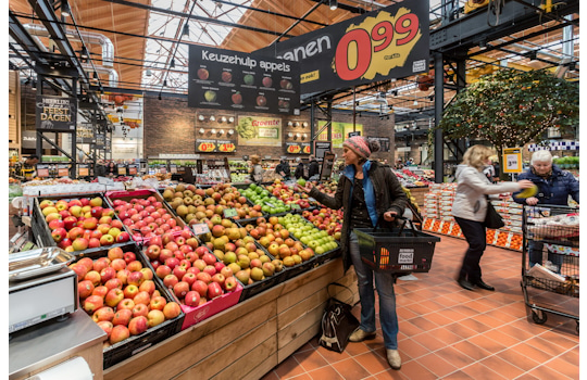 Studio Königshausen's retail design for Jumbo Supermarket in Breda, The Netherlands, aims to enhance the food shopping experience. Jumbo, a family-owned supermarket chain, wanted to elevate food preparation and enjoyment in their stores while maintaining affordability and convenience.